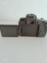 מצלמת Canon EOS 77D.