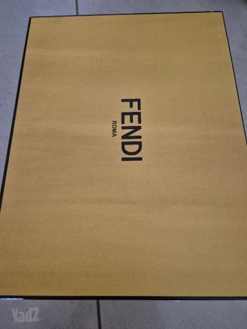 סניקרס של Fendi