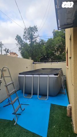 בריכת שחיה