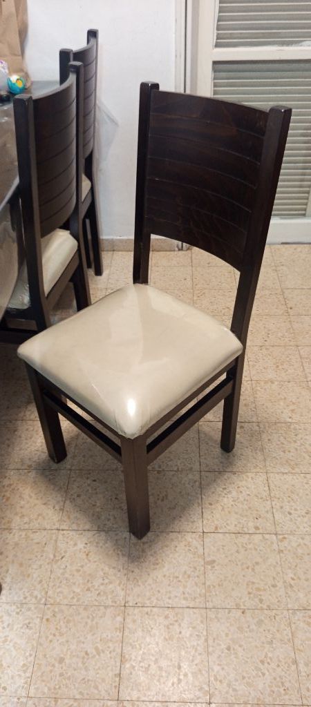 שולחן וכסאות