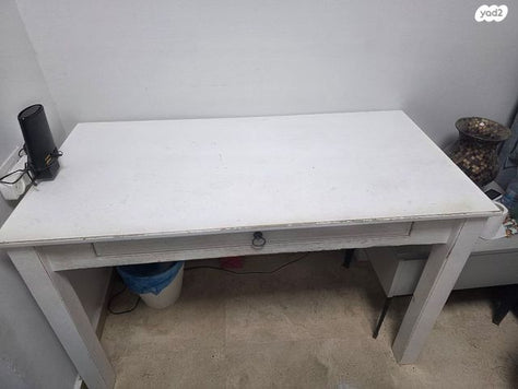 שולחן לבן  ומדפים של housein