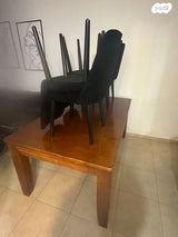 שולחן מעץ מלא וכסאות