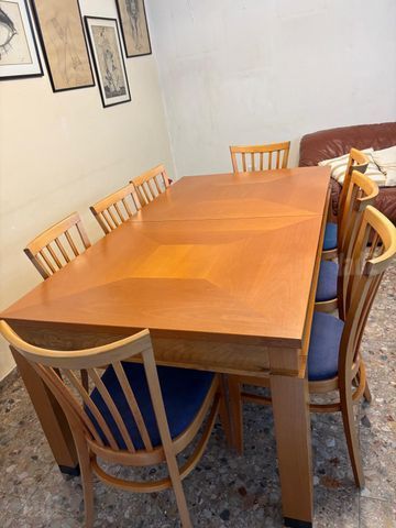 שולחן מעץ כולל כיסאות מרופדות