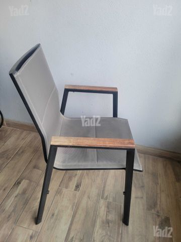 שולחן עץ נפתח