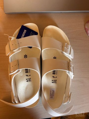 נעלי Birkenstock לבנות