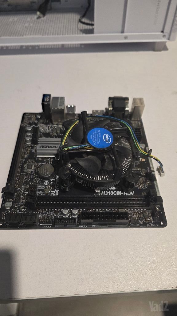 מעבד Intel i5-8400 עם קירור