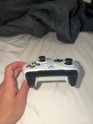Xbox One S + 2 שלטים