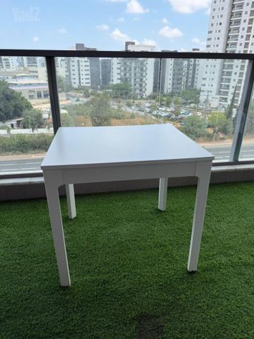 שולחן Ikea בצבע לבן