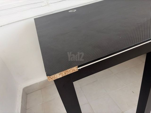שולחן עם שני מדפים