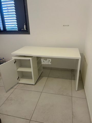 שולחן עם אחסון