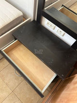 מראה עם מגירות