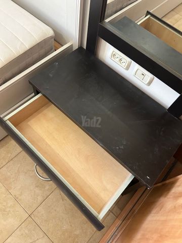 מראה עם מגירות