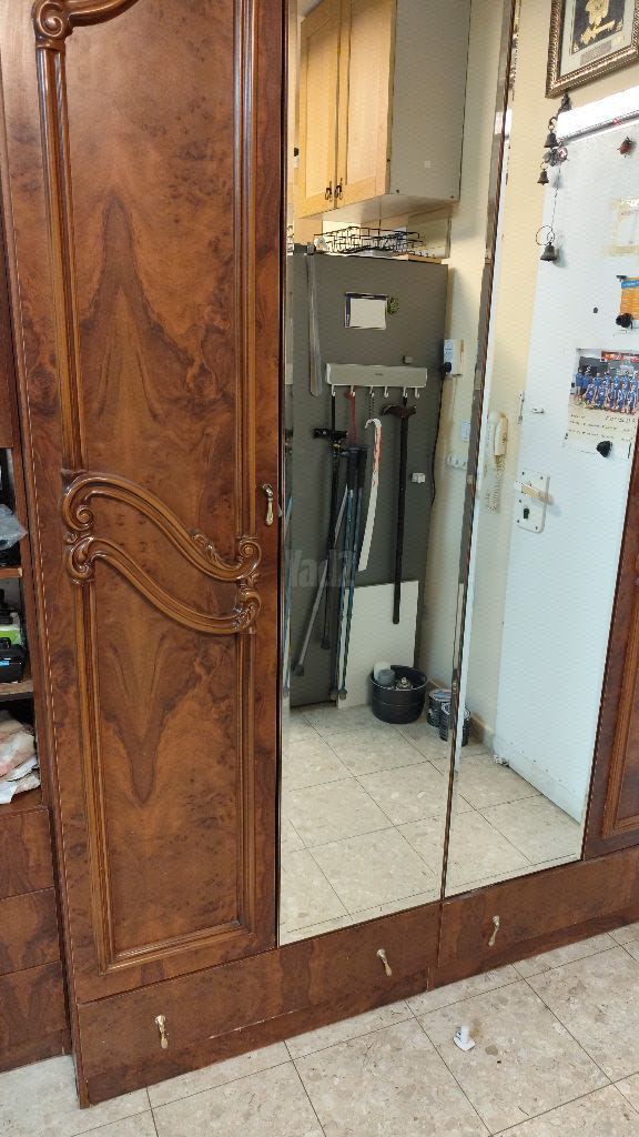 ארון ארבע דלתות עם המראות