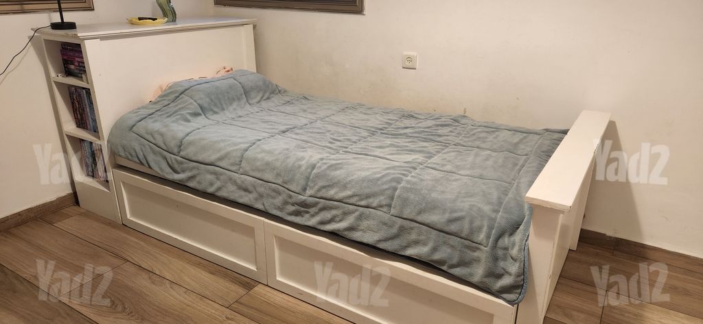 מיטה מעץ מלא house in