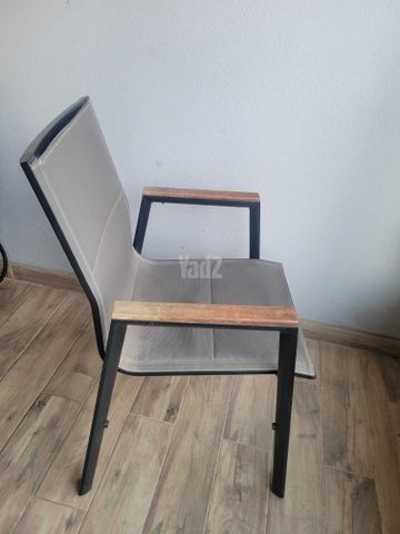 שולחן עץ נפתח