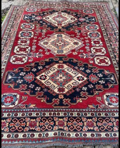 3 שטיחים ביניהם Kilim