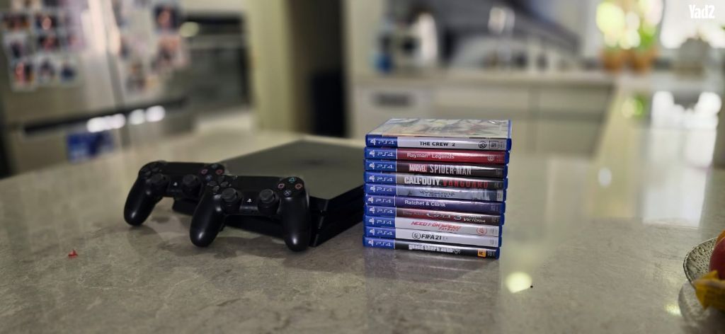 Ps4 Pro 2 controllers 9 games.