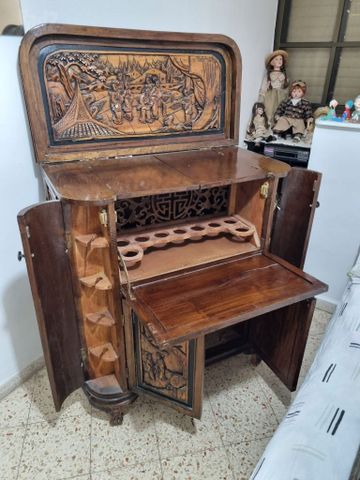 שידה עם תחריטים