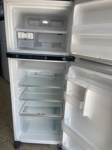 מקרר Sharp לבן כמו חדש!!!