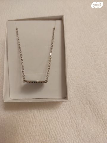 שרשרת ותליון משובץ באבן שחורה