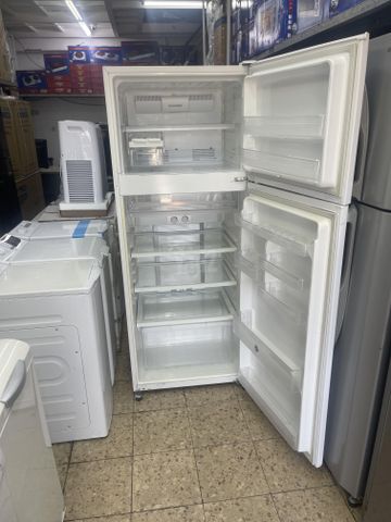 מקרר Sharp לבן כמו חדש!!!