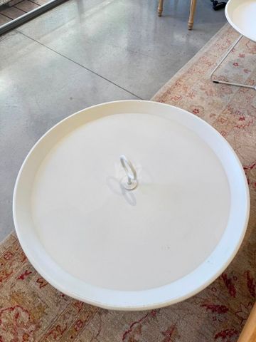 שולחנות לבנים