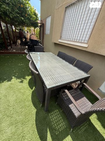 שולחן + 8 כסאות ראטן מאסיבי