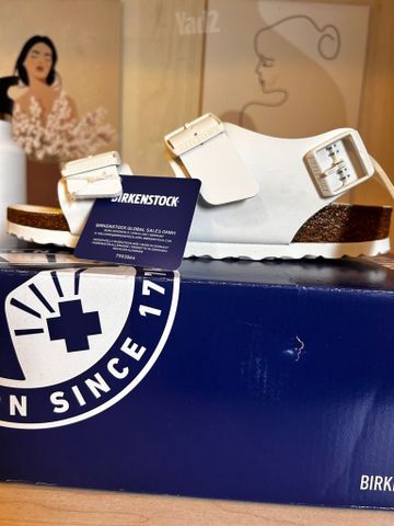 נעלי Birkenstock לבנות