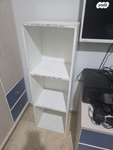 שולחן לבן  ומדפים של housein