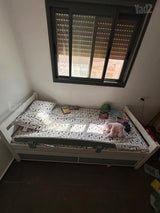 מיטת יחיד לבנה