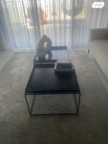 ספה ושולחנות ושידה