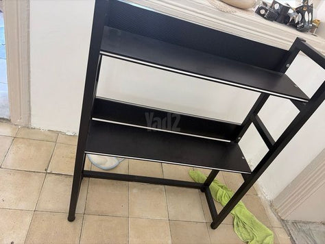שולחן עם שני מדפים