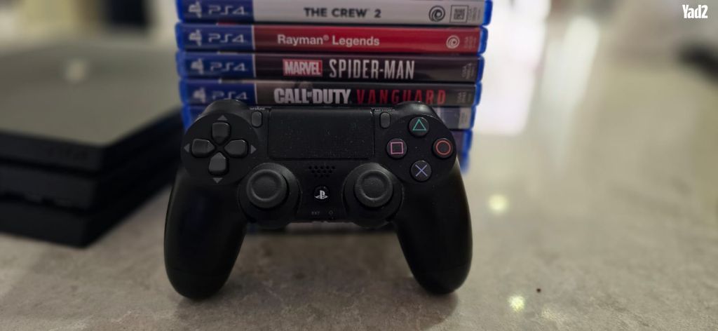 Ps4 Pro 2 controllers 9 games.