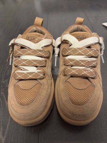 נעליי סניקרס ugg