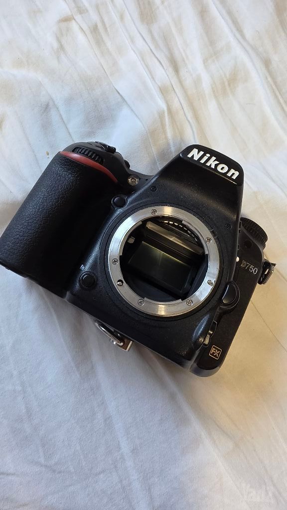 מצלמה ניקון D750