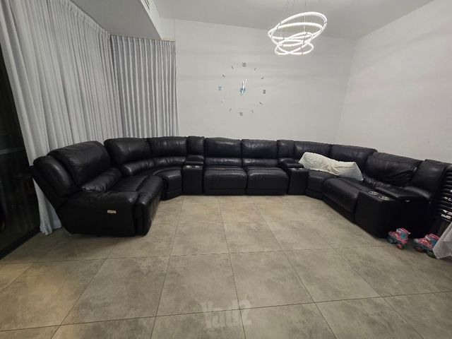 ספת מפנקת עם רקליינר חשמלי