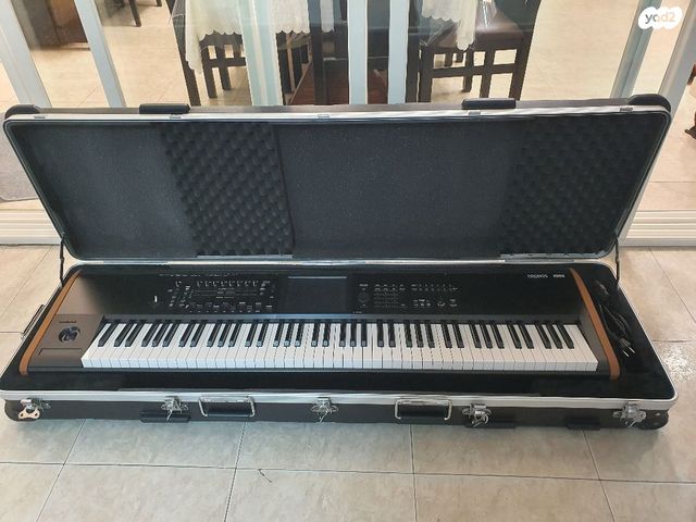 אורגן  Korg Kronos 2, R-H3