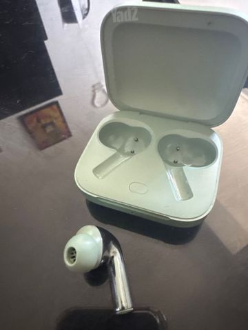 Left Oneplus buds 3