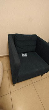 כורסא מבד בצבע כחול כהה