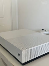 Xbox One S + 2 שלטים