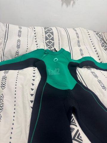 שתי חליפות גלישה