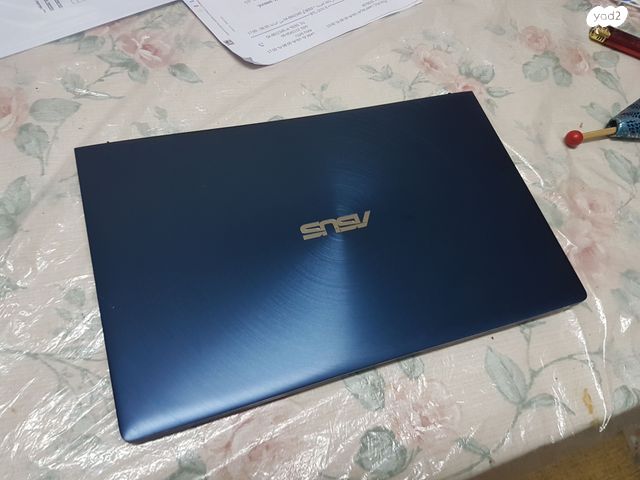 Zenbook עם שני מסכים