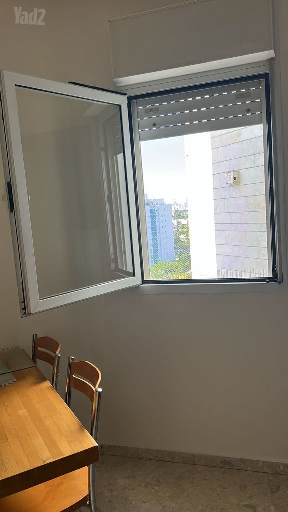 כל החלונות בבית (8 סך הכל)