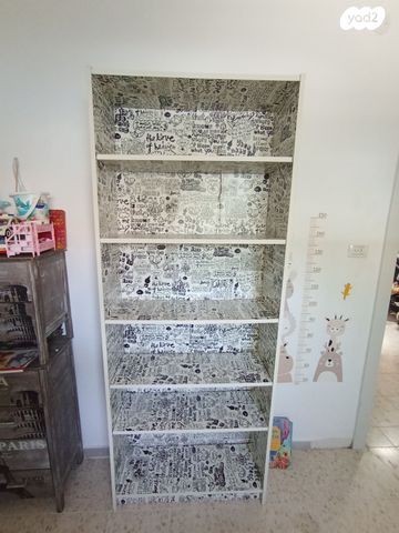 ארונית מדפים