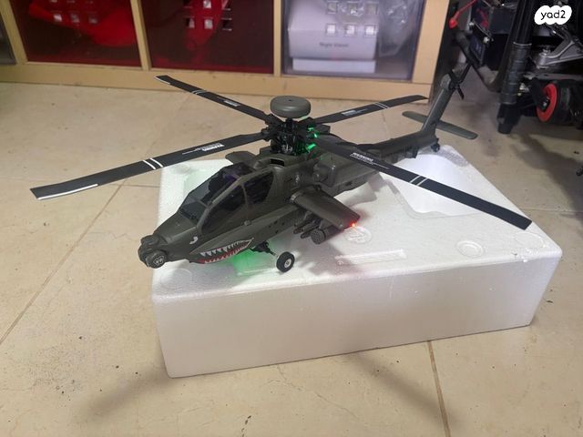 מסוק גדול על שלט APACHE AH-64D