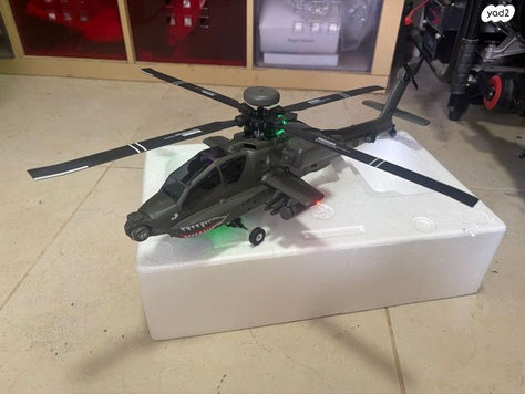 מסוק גדול על שלט APACHE AH-64D
