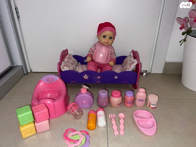 בובה עם מיטה ואביזרים