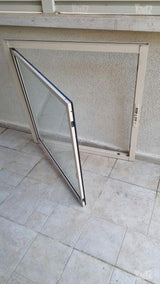 חלון עם תריס ורשת