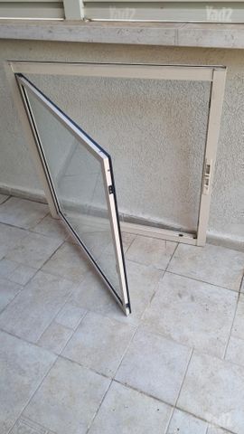חלון עם תריס ורשת