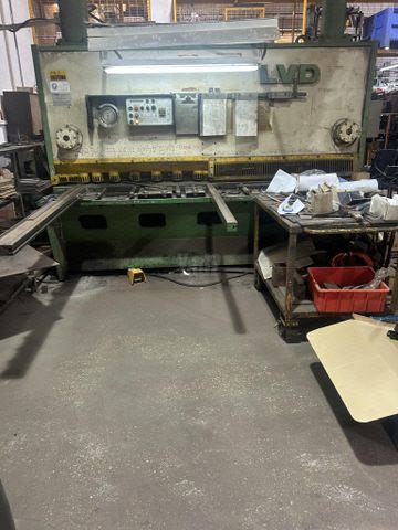 גיליוטינה תוצרת  LVD  2500X13